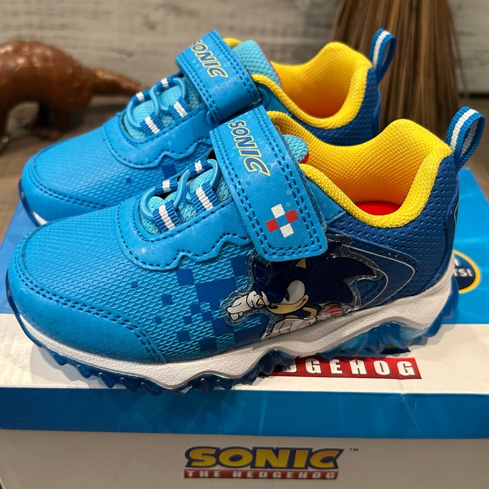 NWT Kids Size 9 Blue Sonic The Hedgehog LIGHT UP Sneakers